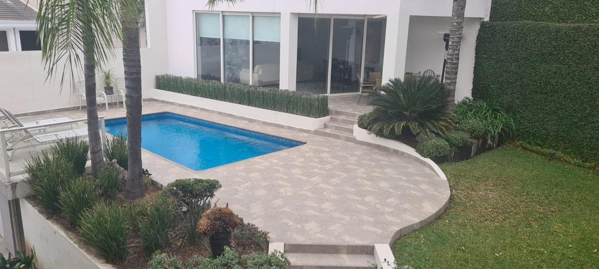 COLONIAL-STYLE HOUSE FOR SALE IN LA SIERRA