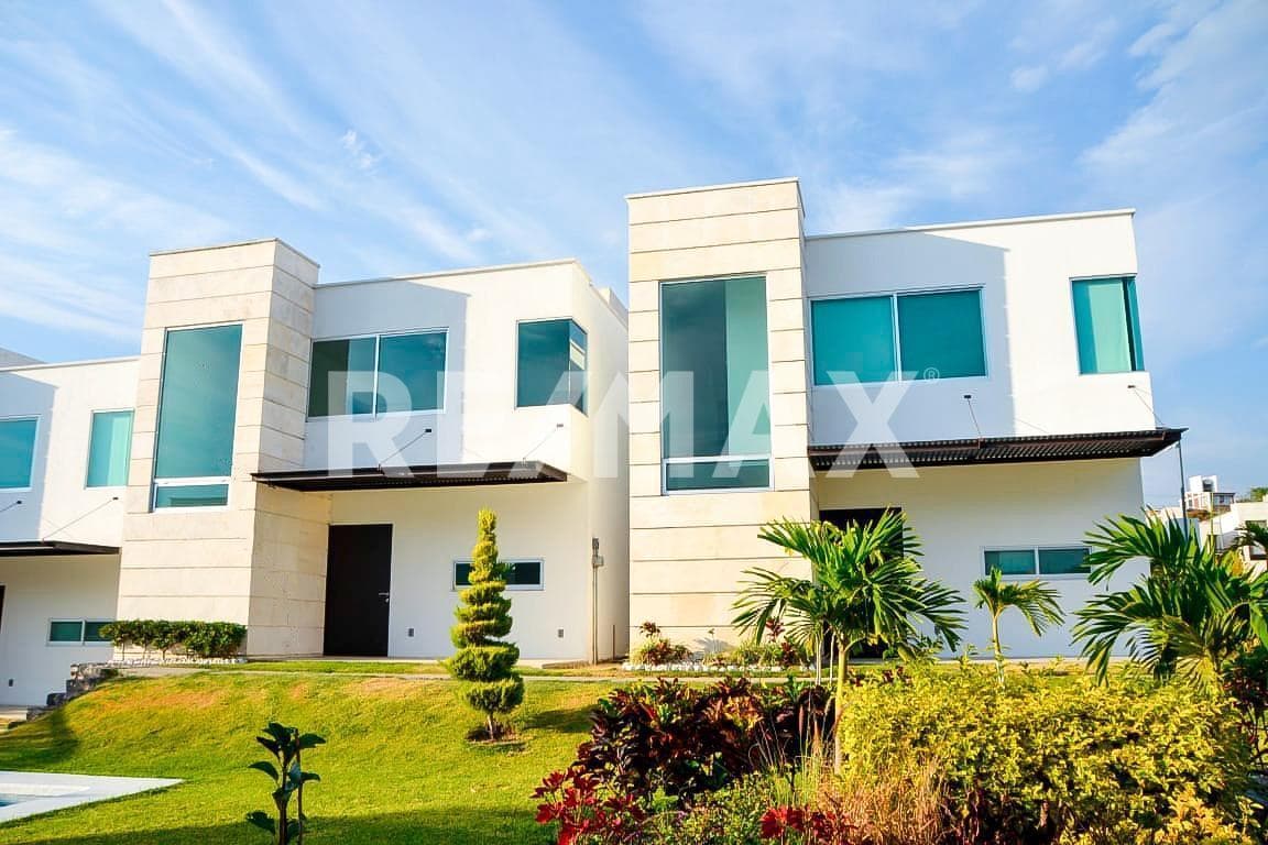 House in a Condominium Complex in Downtown Oaxtepec, Morelos