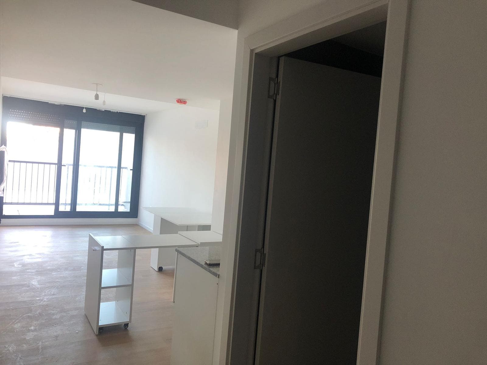 Studio Apartment for Rent with a Balcony in Downtown Montevideo.