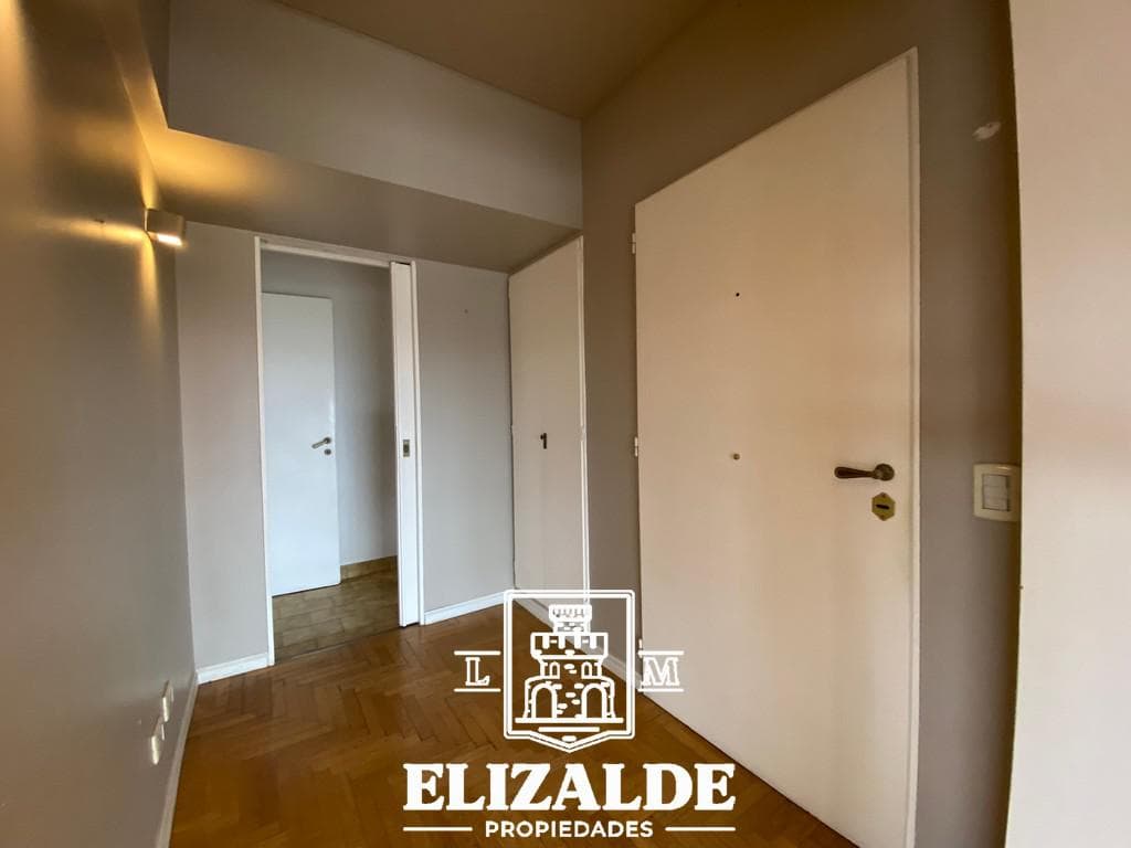 Constitución and Quirno Costa - Bright upper-floor apartment with parking and storage - San Fernando
