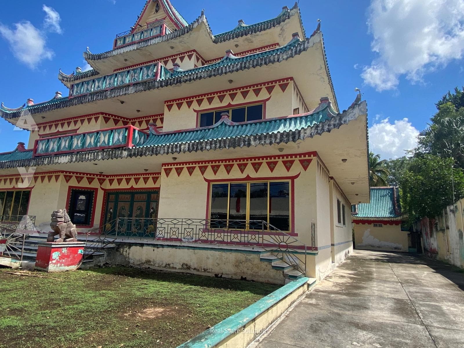 House for Sale, ORIGINAL CHINESE STYLE, 5 Bedrooms, Pool, Basketball Court, Valladolid, Yucatán