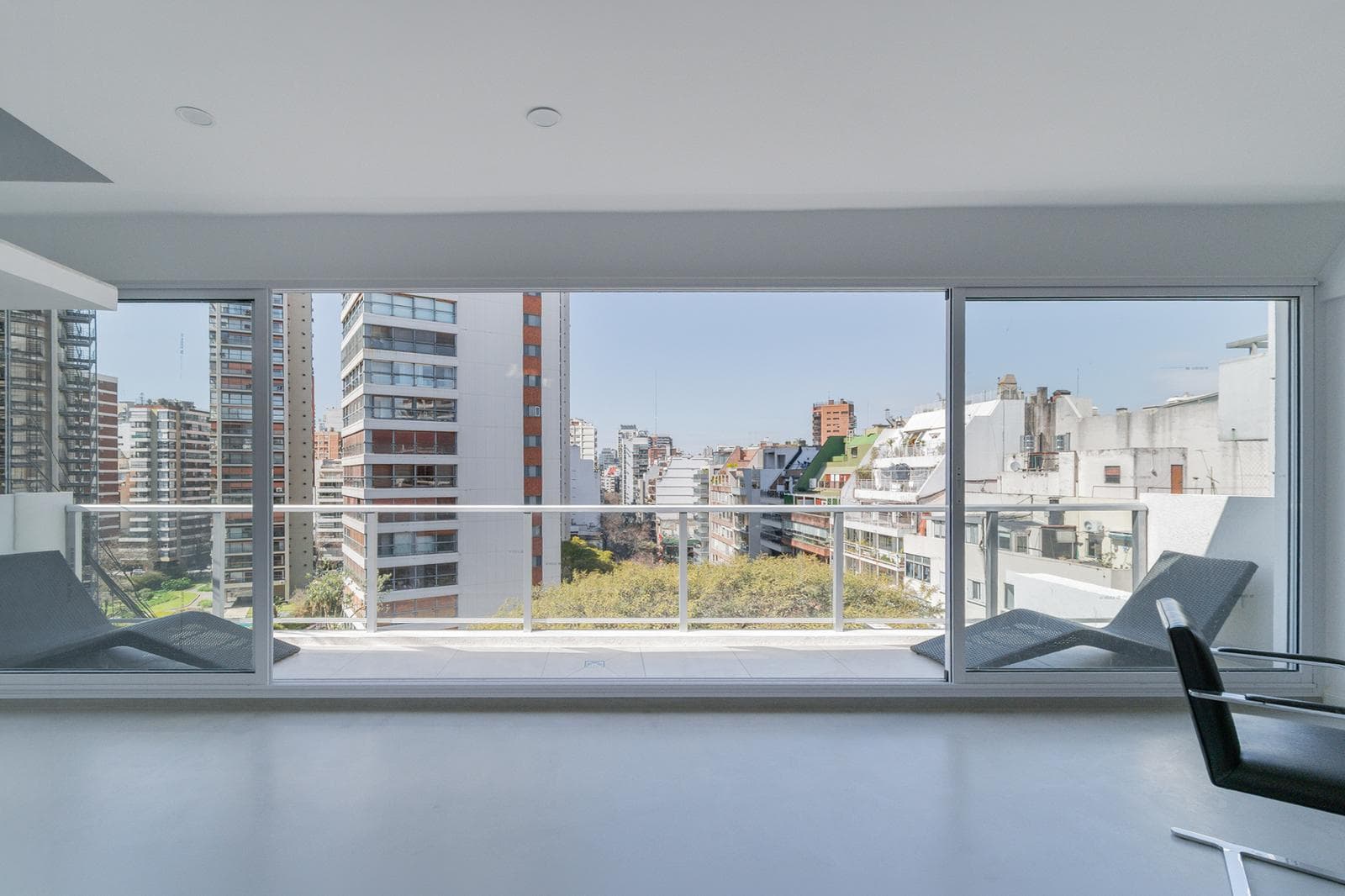 Exclusive apartment for rent, completely renovated, with a balcony, terrace, and garage in Palermo Chico