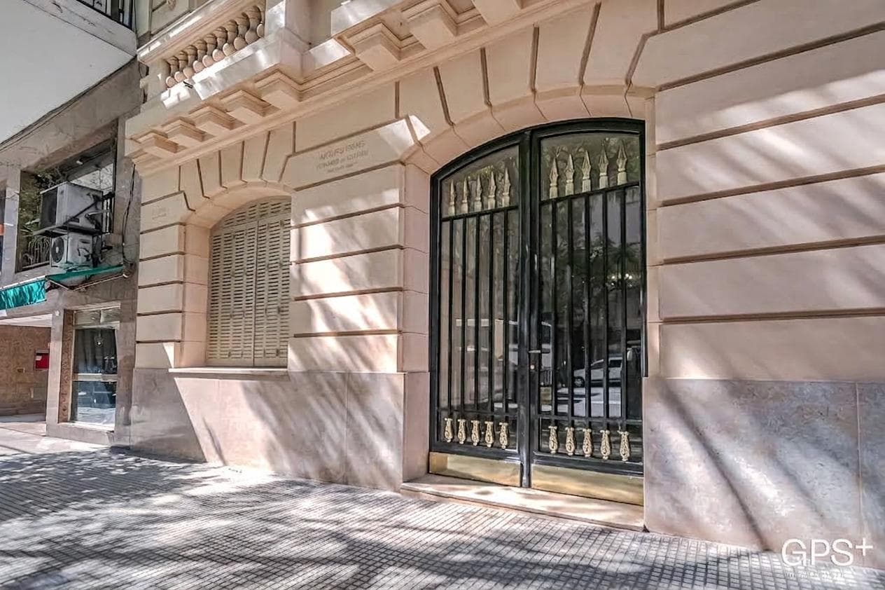 UPSCALE FRENCH-STYLE APARTMENT on the CORNER of Callao and Guido Streets - Recoleta, with a doorman