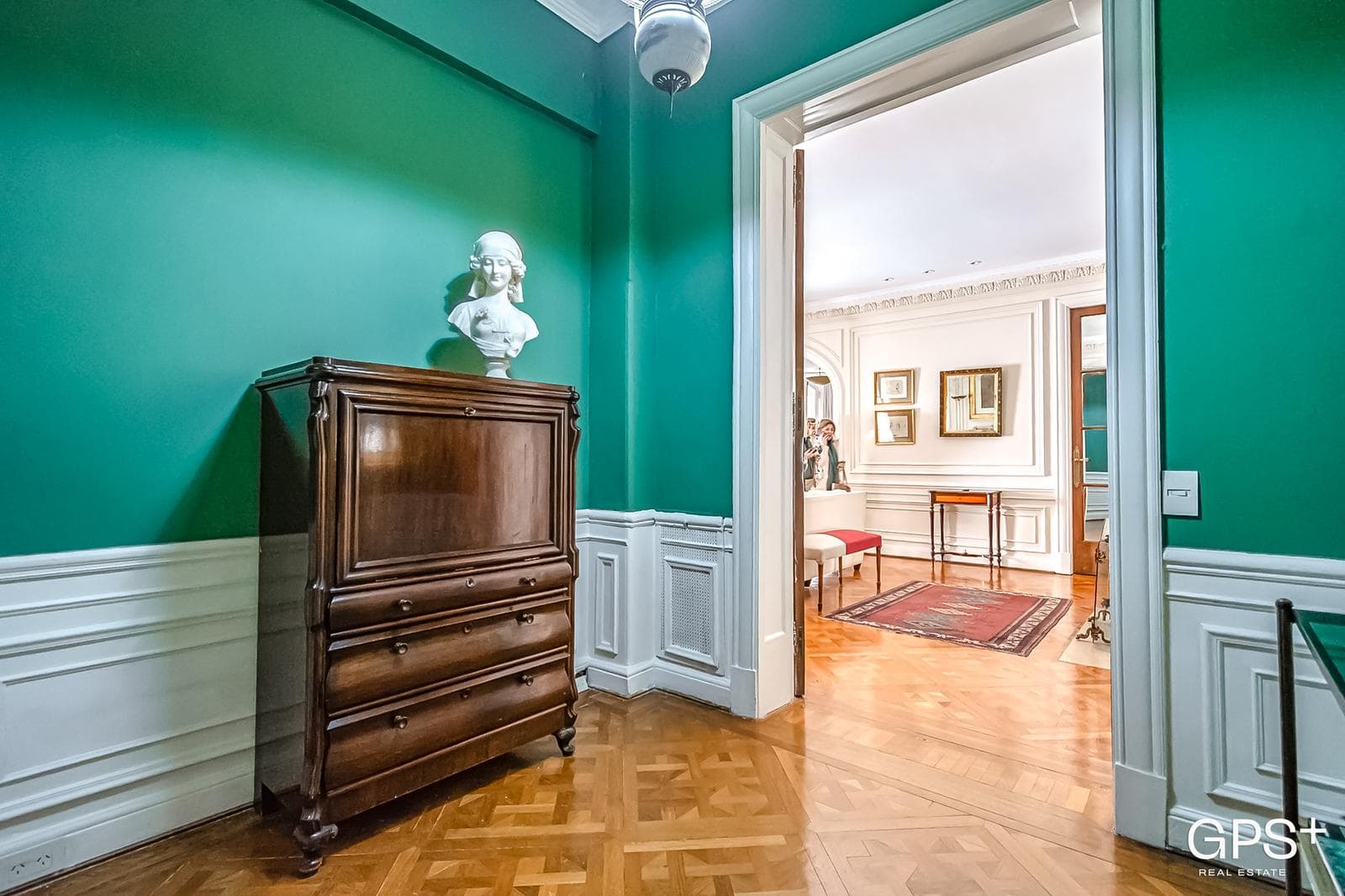 UPSCALE FRENCH-STYLE APARTMENT on the CORNER of Callao and Guido Streets - Recoleta, with a doorman