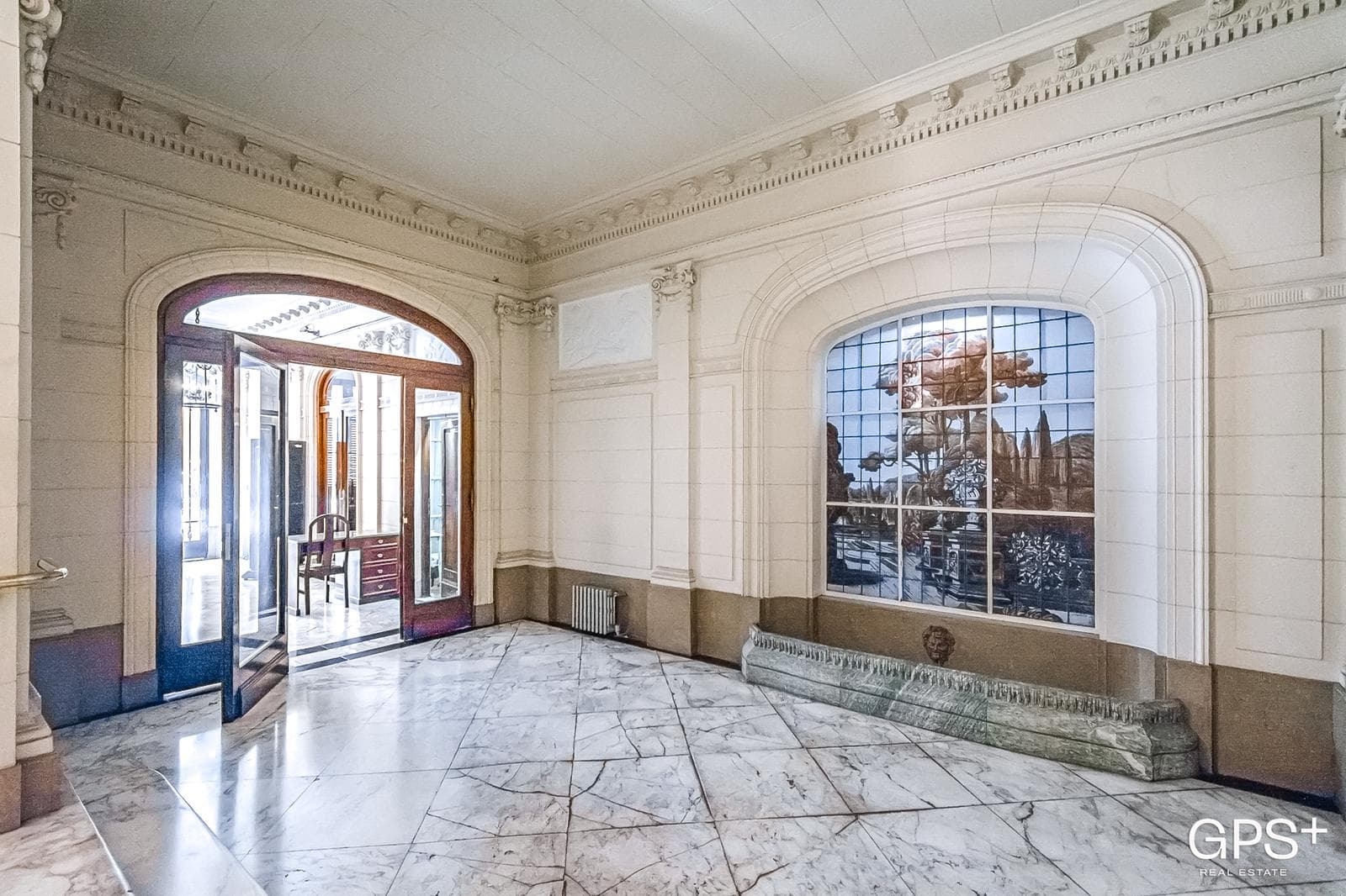 UPSCALE FRENCH-STYLE APARTMENT on the CORNER of Callao and Guido Streets - Recoleta, with a doorman