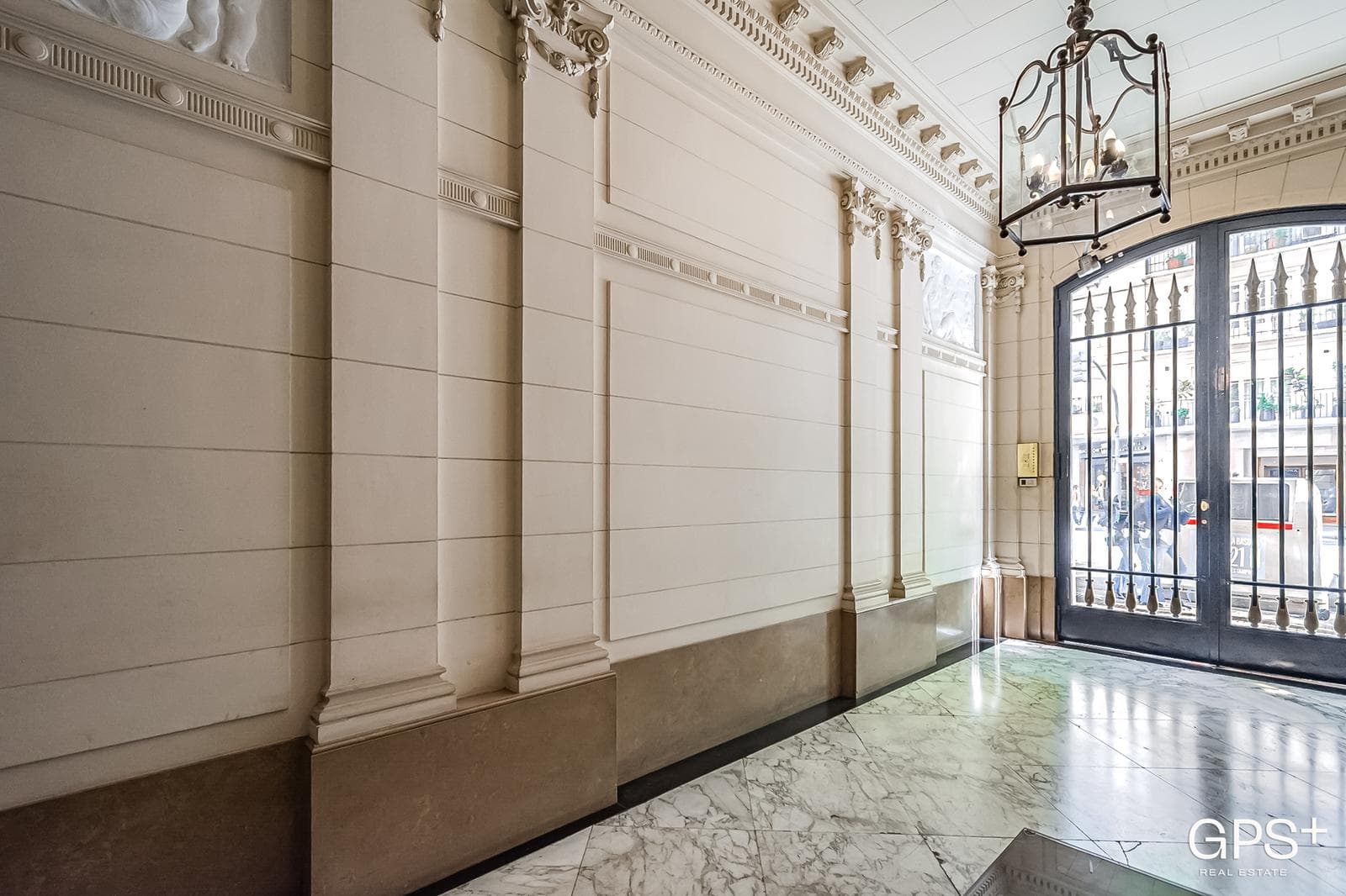 UPSCALE FRENCH-STYLE APARTMENT on the CORNER of Callao and Guido Streets - Recoleta, with a doorman