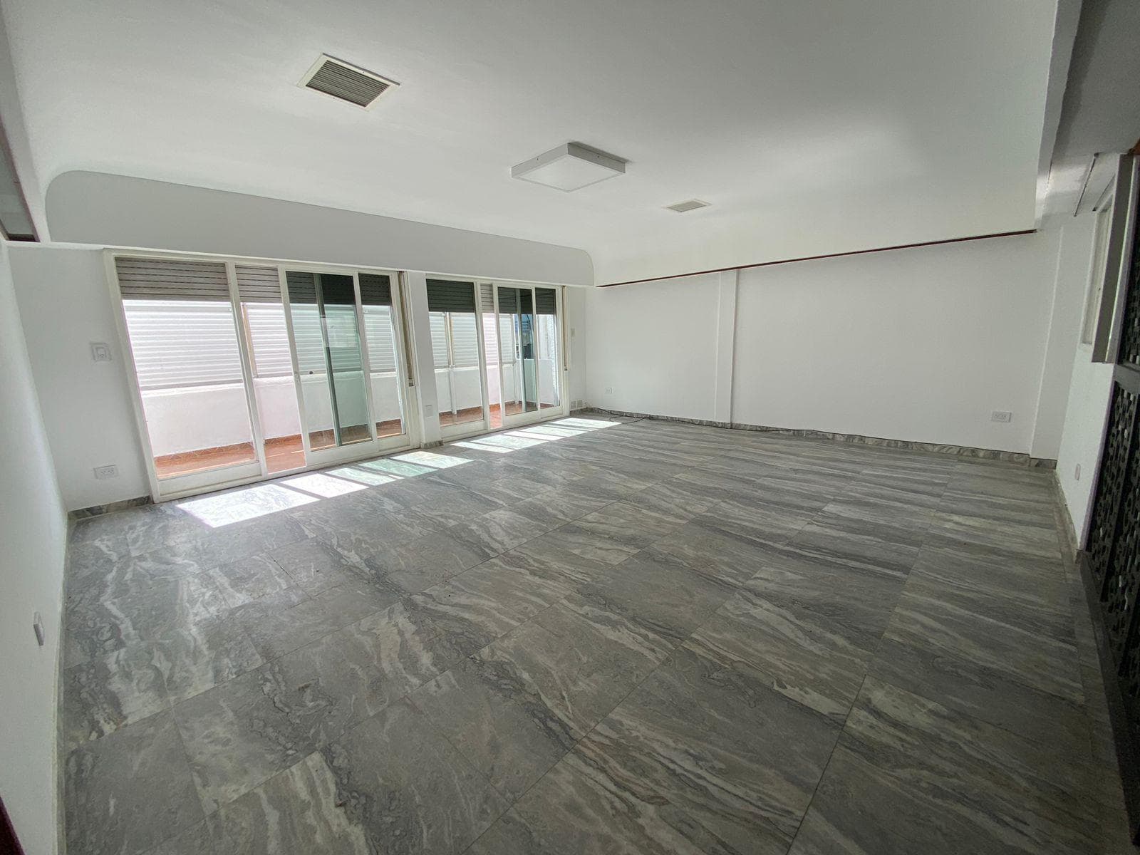 3-Bedroom Apartment for Rent: Exclusive Unit with Parking Space in Downtown Rosario