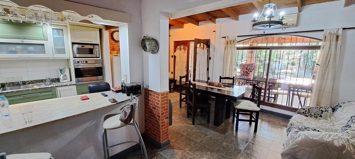 Three-room house for sale in Quilmes Este, with a park, pool, and 2 parking spaces—Down payment and installments!!