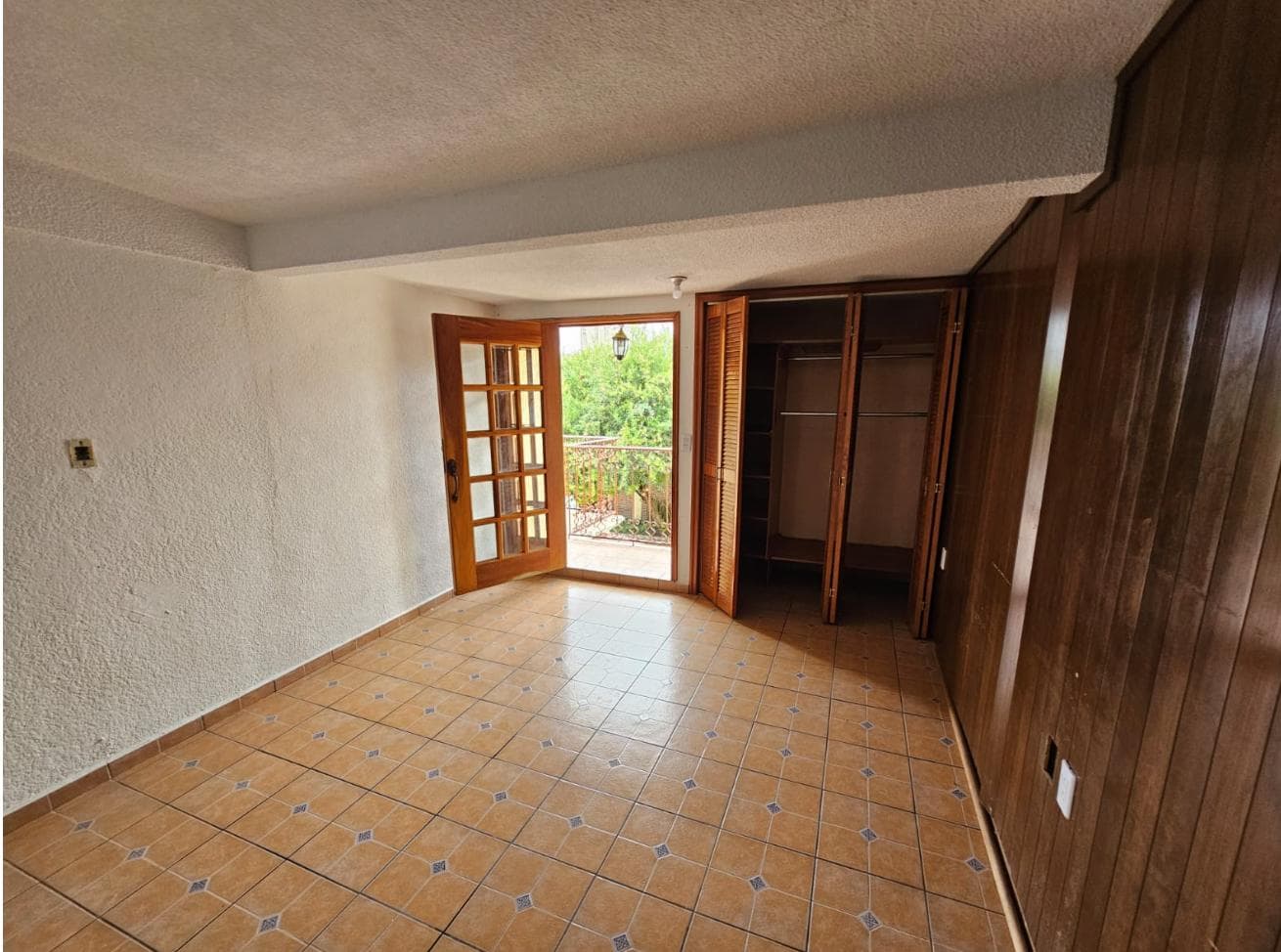 House for sale in Bosques de Aragón.