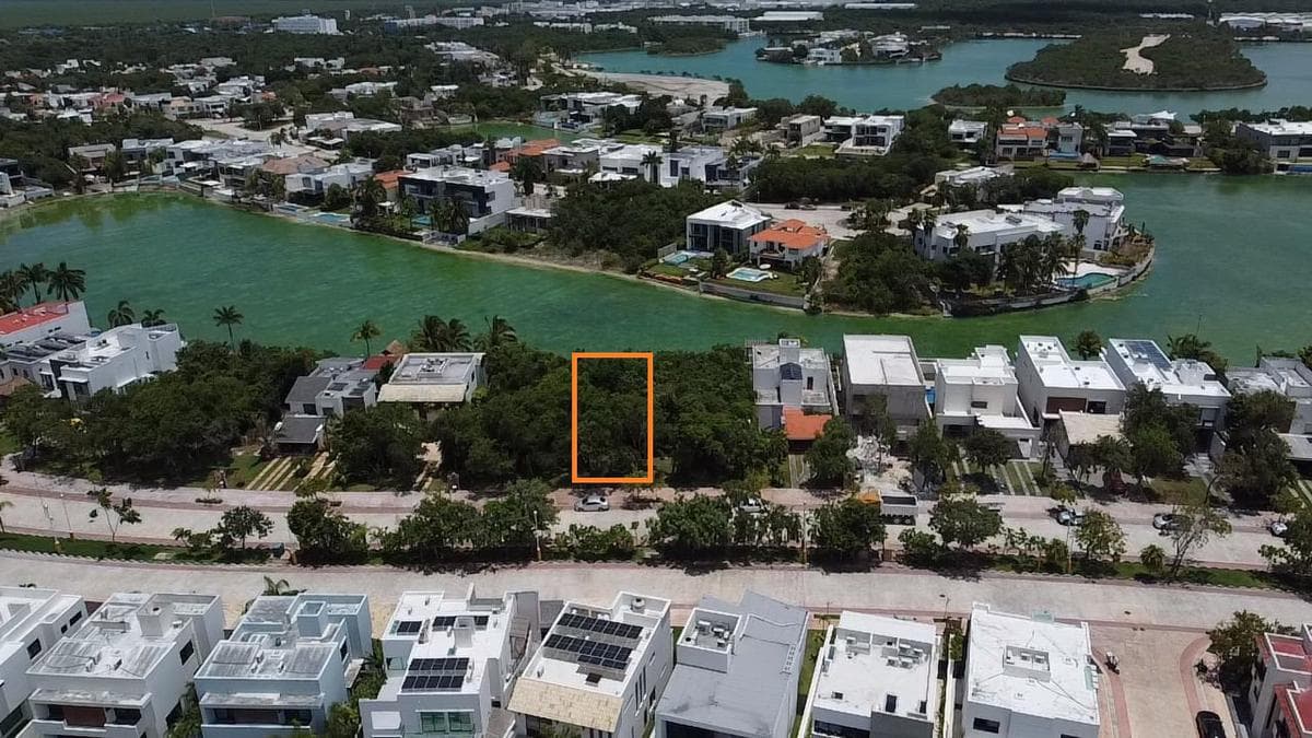 Lagos Del Sol: Lakefront Lot for Sale