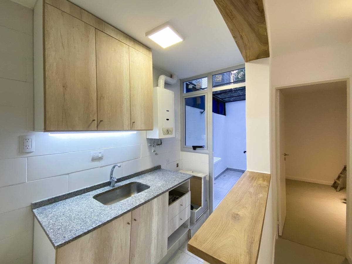 Departamento de pasillo de 1 dormitorio con patio