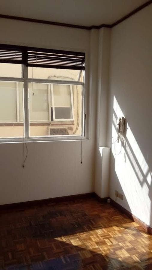 BRIGHT, UPPER-FLOOR OFFICE FOR SALE - SAN NICOLÁS - READY TO USE - SCHOOL OF ECONOMIC SCIENCES