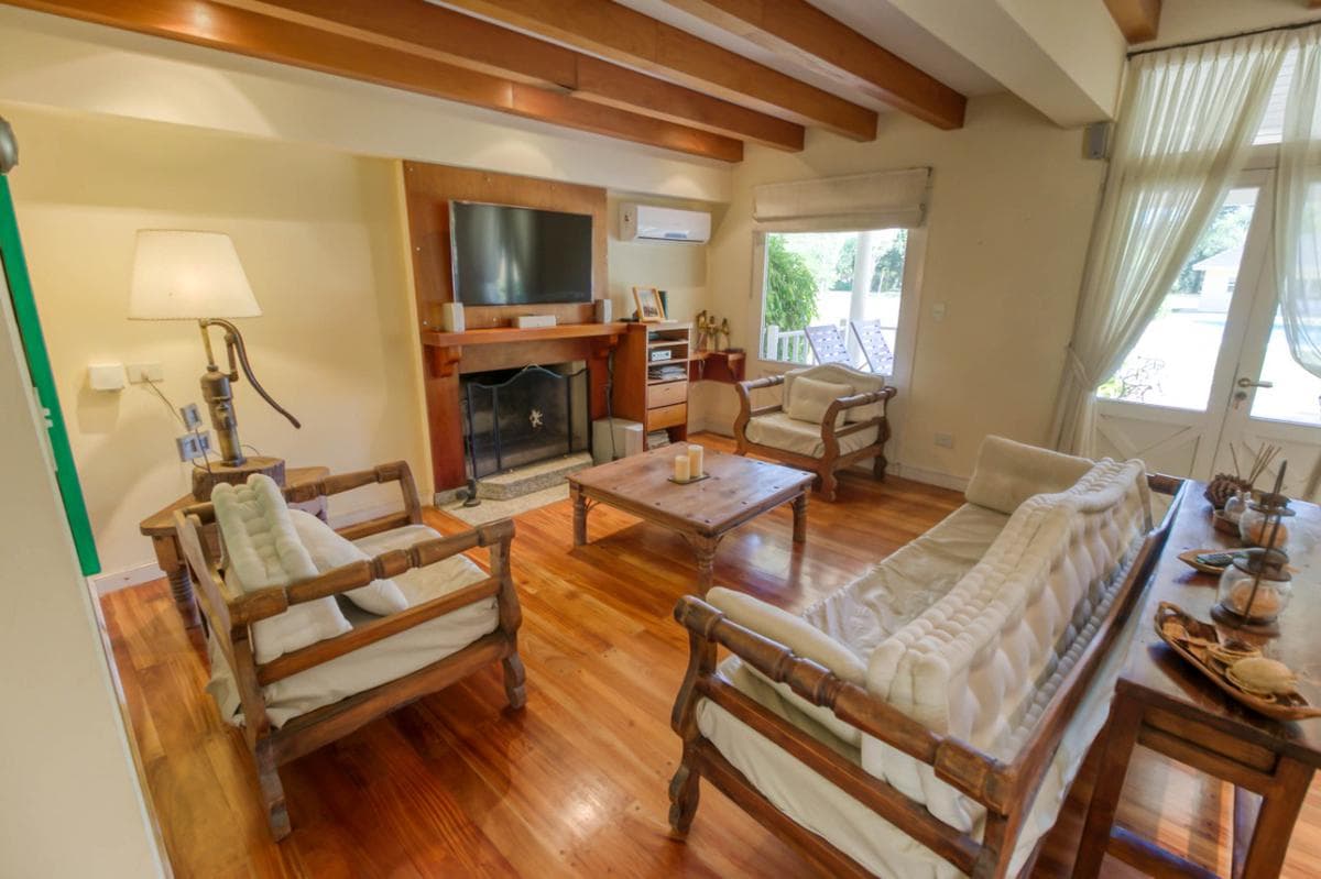 House for sale or rent in the gated community of Campos de Roca I. Lot size: 14,000 m2; floor area: 246 m2.