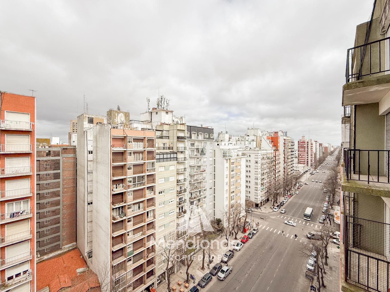 Depto 3 ambientes al frente con dos balcones. Baulera. Piso Alto. Zona Centro.