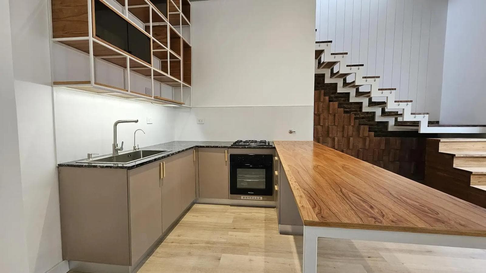 PH for sale at 1600 Sarmiento