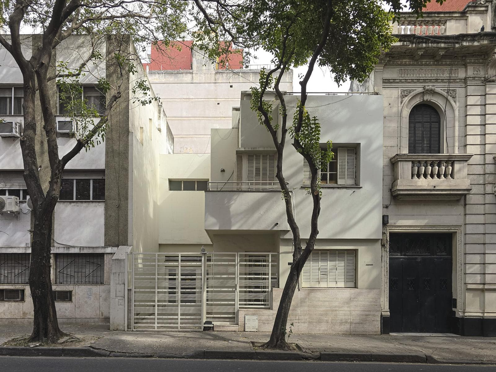 Casa de 4 dormitorios con jardín y 3 cocheras a metros de Bv. Oroño