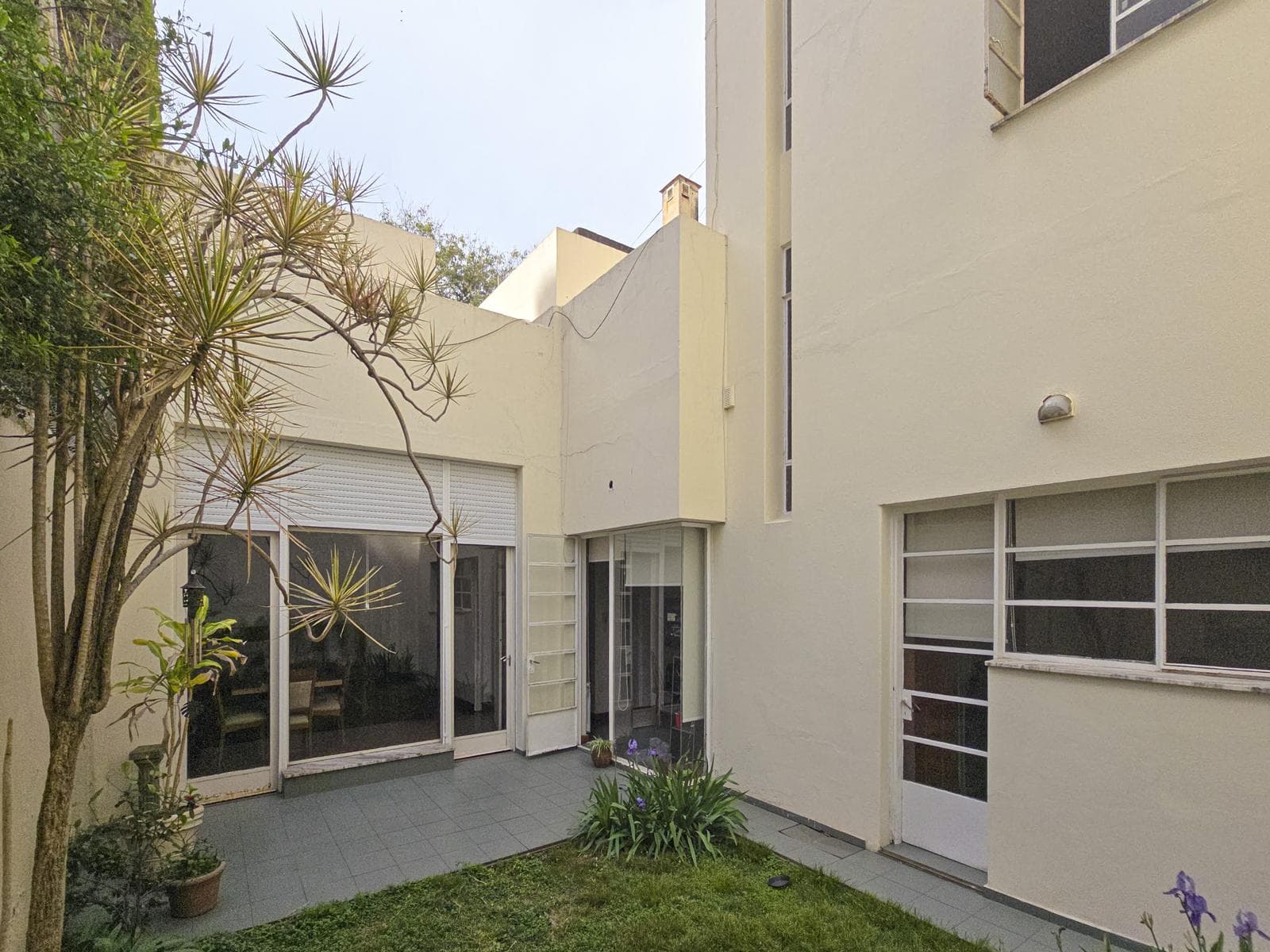 Casa de 4 dormitorios con jardín y 3 cocheras a metros de Bv. Oroño