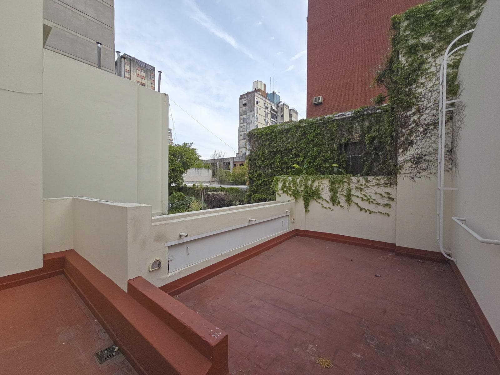 Casa de 4 dormitorios con jardín y 3 cocheras a metros de Bv. Oroño