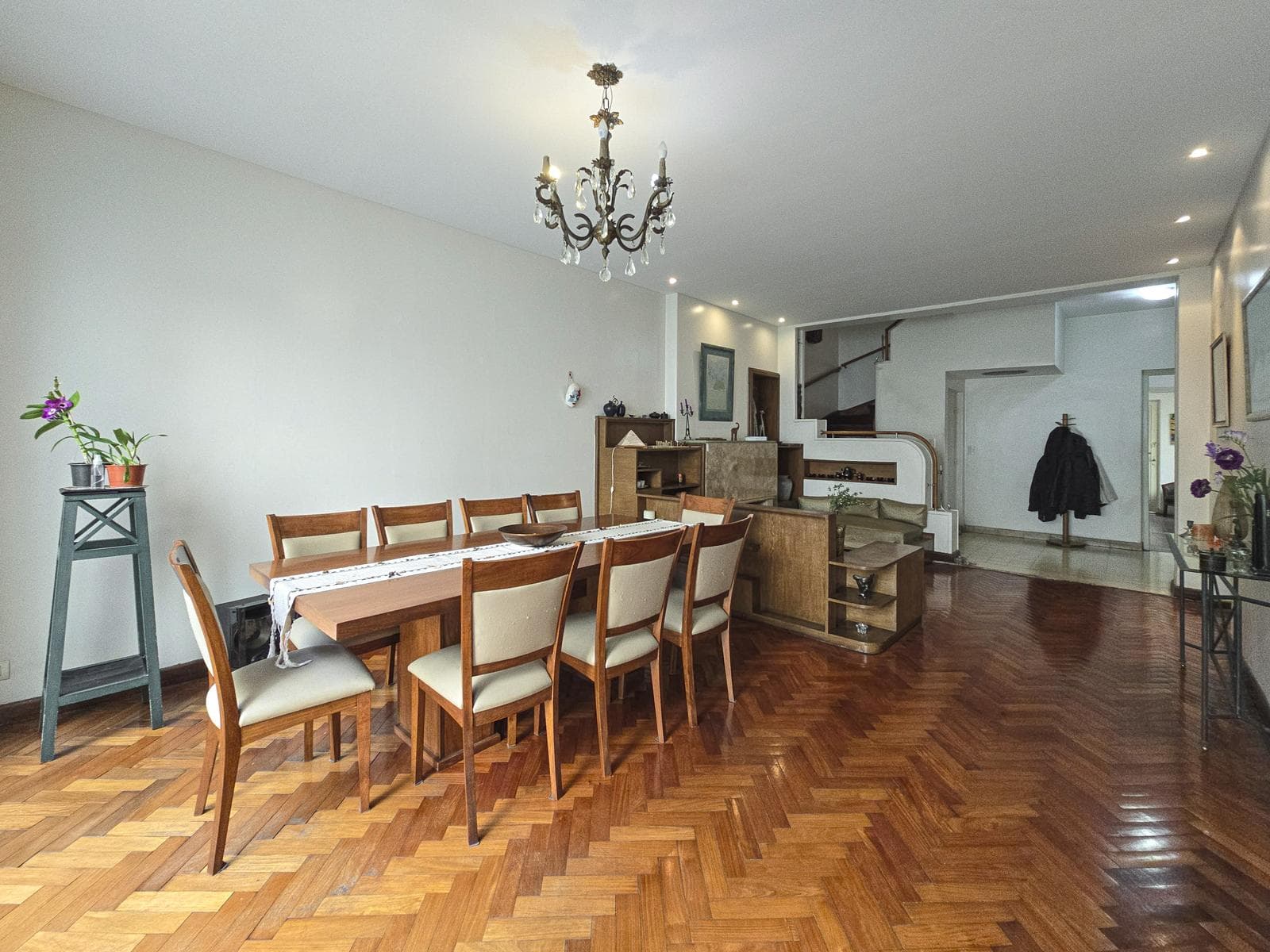 Casa de 4 dormitorios con jardín y 3 cocheras a metros de Bv. Oroño
