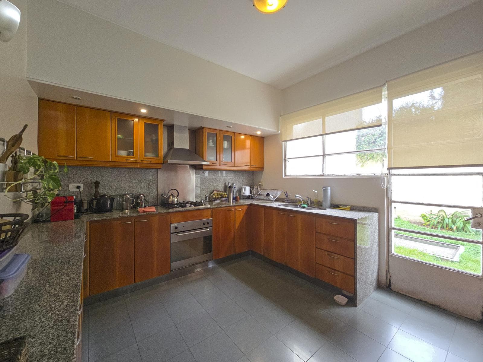 Casa de 4 dormitorios con jardín y 3 cocheras a metros de Bv. Oroño