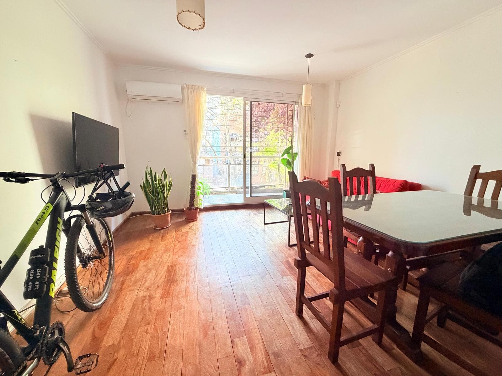 One-bedroom apartment facing the street