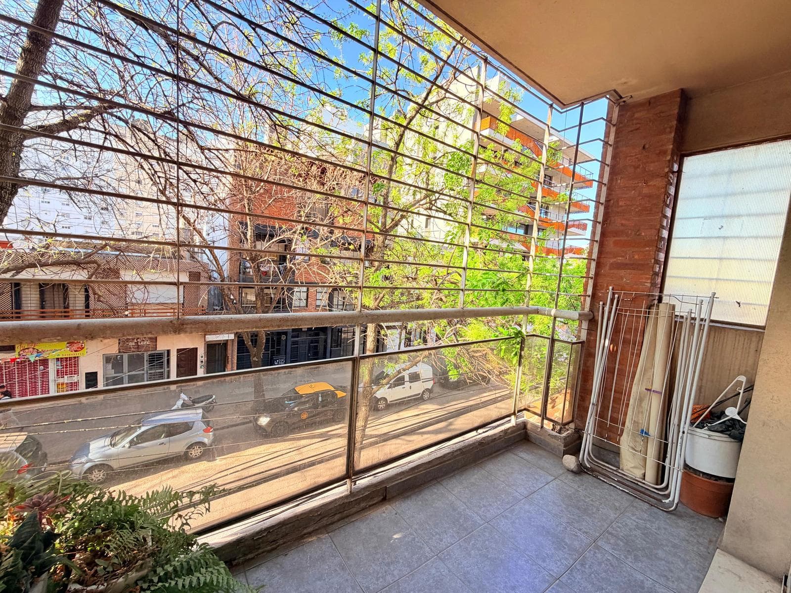 One-bedroom apartment facing the street