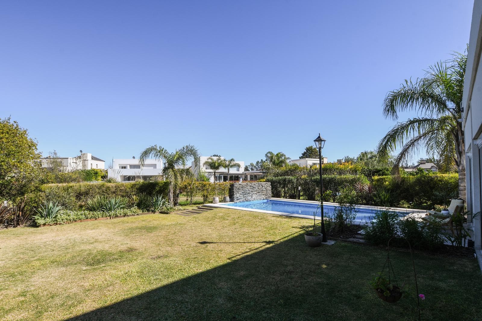 House for Sale in Country Golf