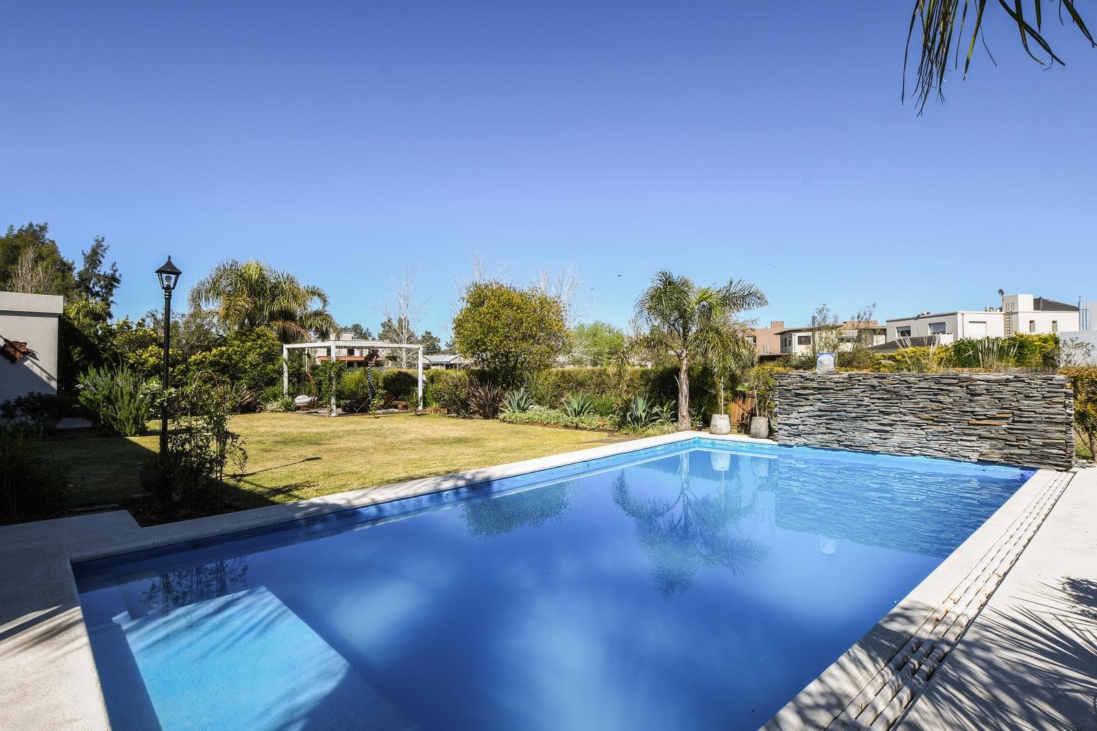 House for Sale in Country Golf