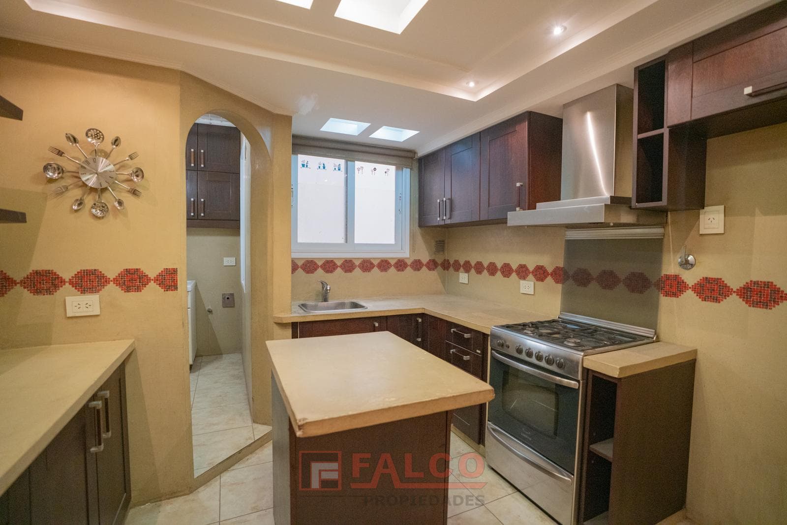 Remodeled 3-room apartment with a separate room