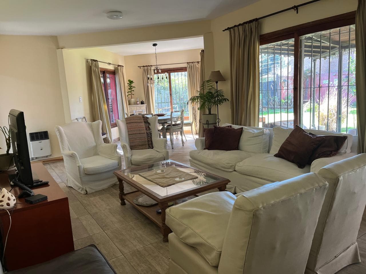 House for summer rental in Bella Vista: December, January, February.