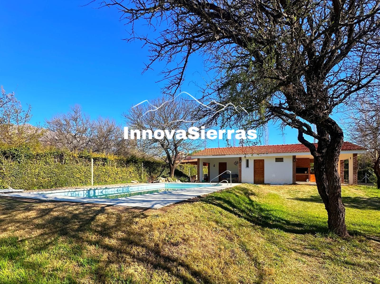 House for Sale in Las Rabonas, 10 Meters from the Lake, with a Pool Apartment
