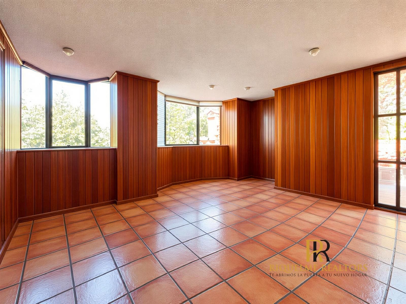 FOR SALE: SPACIOUS HOUSE WITH GARDEN AND TERRACE. LA HERRADURA