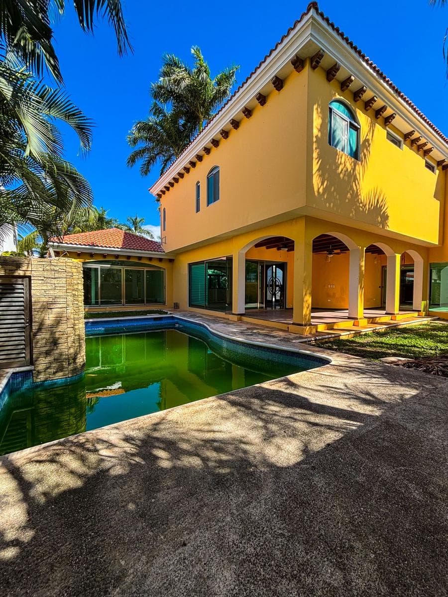 HOUSE FOR RENT IN VILLA MAGNA RESIDENTIAL COMPLEX, AT THE CORNER OF AV COLOSIO AND AV HUAYACAN, CANCUN