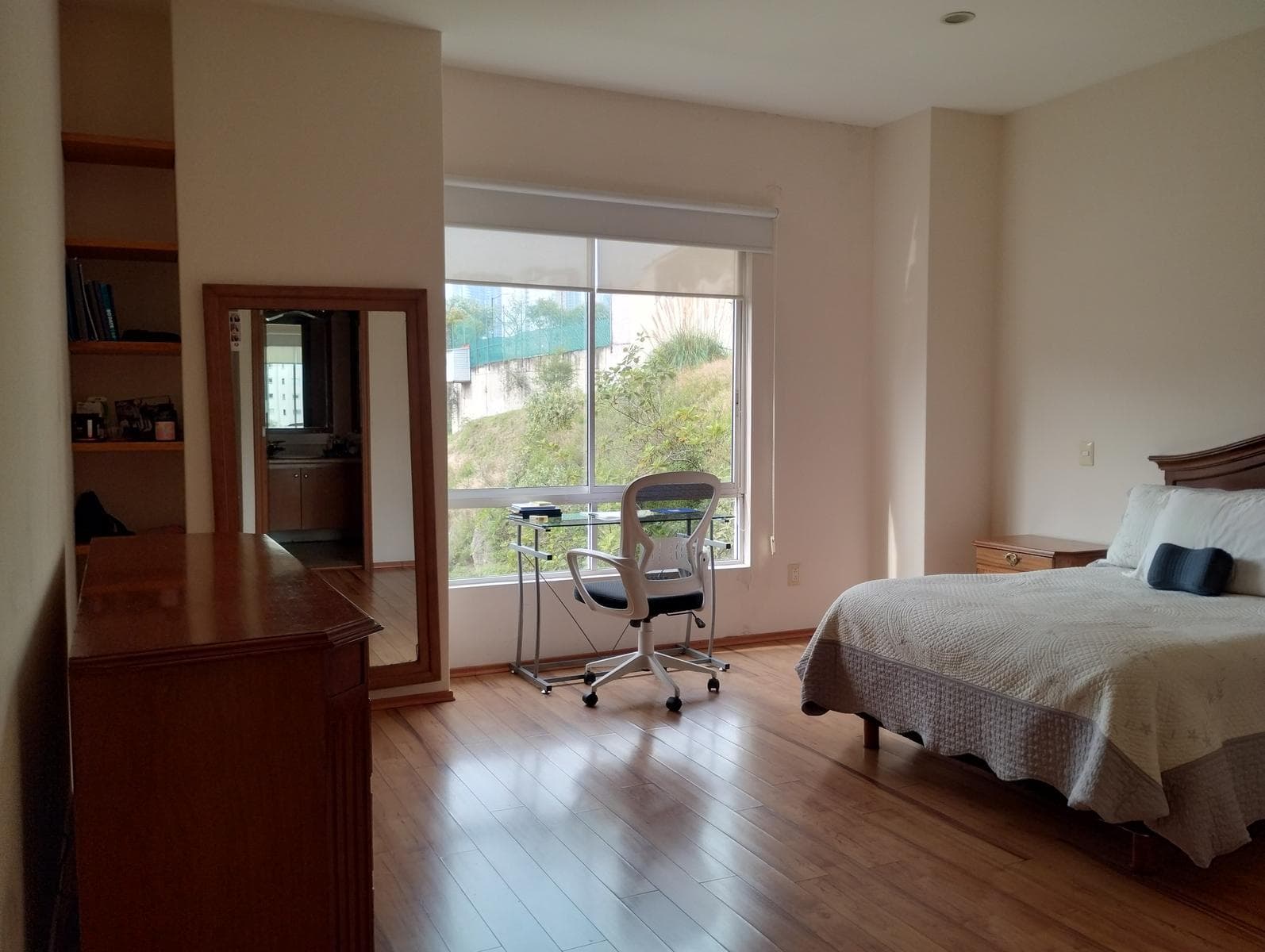Furnished Room for Female Executives