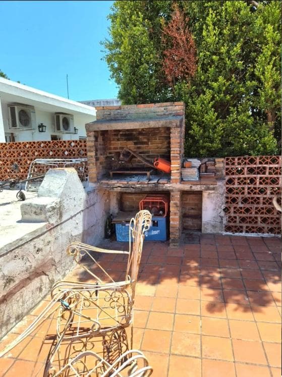 For Sale: 3-Bedroom House with Double Garage and Garden in Need of Renovation. Arroyito.