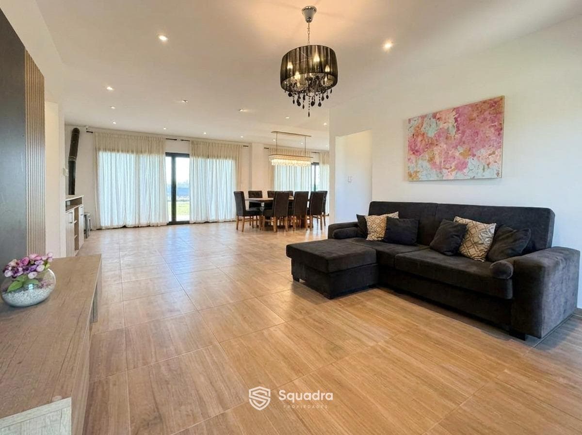 FOR SALE / TRADE - 3-bedroom house with a yard and pool. Coronel Domínguez, Santa Fe.