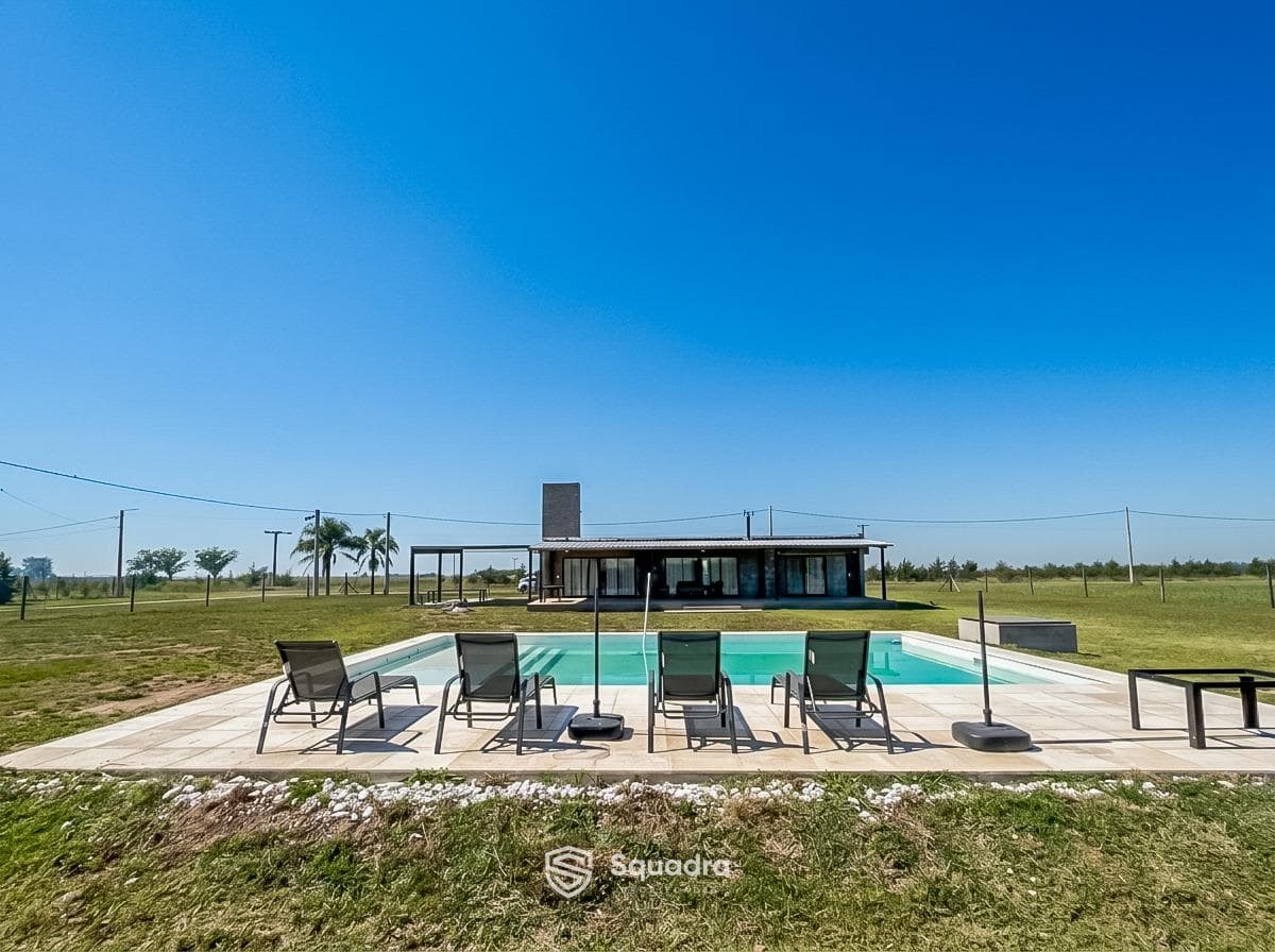 FOR SALE / TRADE - 3-bedroom house with a yard and pool. Coronel Domínguez, Santa Fe.