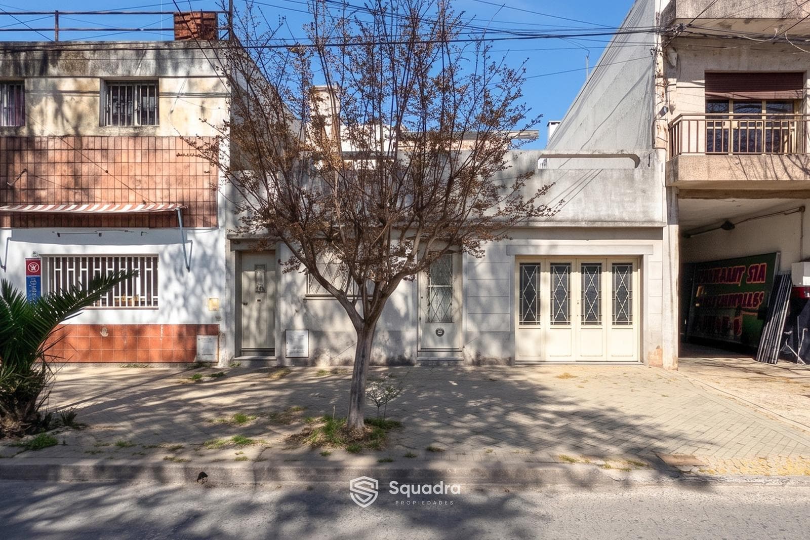 FOR SALE - 3-bedroom house on the main street with a garage and a covered patio - Echesortu neighborhood, Rosario.