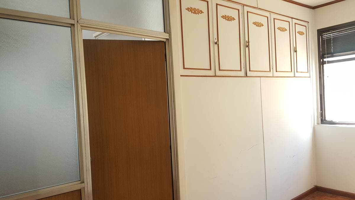 BRIGHT, UPPER-FLOOR OFFICE FOR SALE - SAN NICOLÁS - READY TO USE - SCHOOL OF ECONOMIC SCIENCES