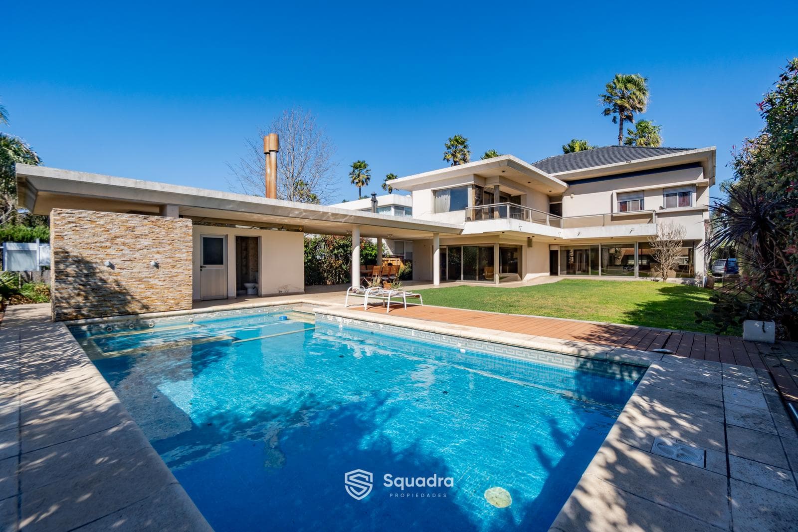 FOR SALE | TRADE - 4-bedroom house with pool, barbecue area, and garage - San Marino. QUALIFIES FOR A MORTGAGE.