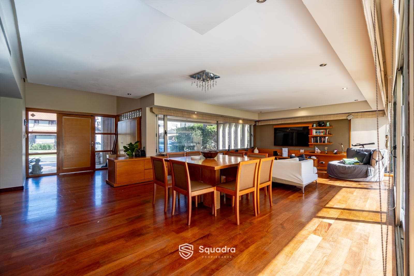 FOR SALE | TRADE - 4-bedroom house with pool, barbecue area, and garage - San Marino. QUALIFIES FOR A MORTGAGE.