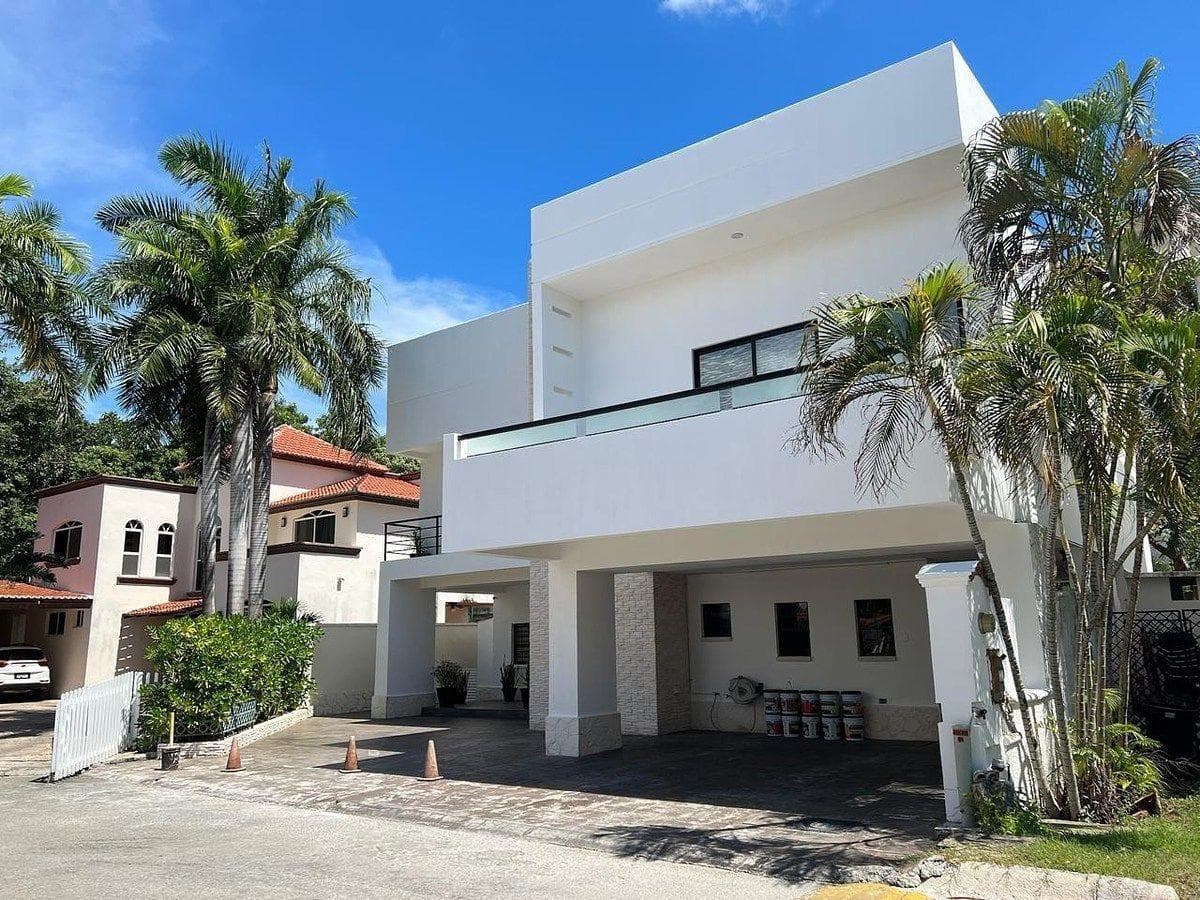 House in Supermanzana 51 for Sale and Rent