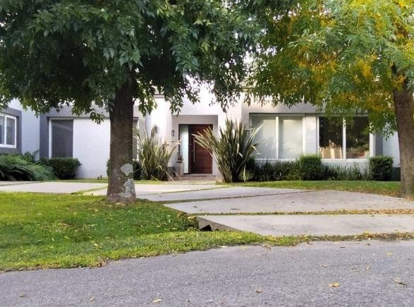 Residencia de Categoria en Barrio Los Puentes