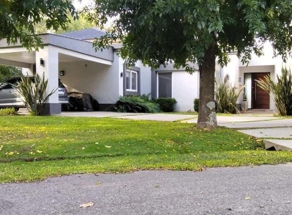 Residencia de Categoria en Barrio Los Puentes