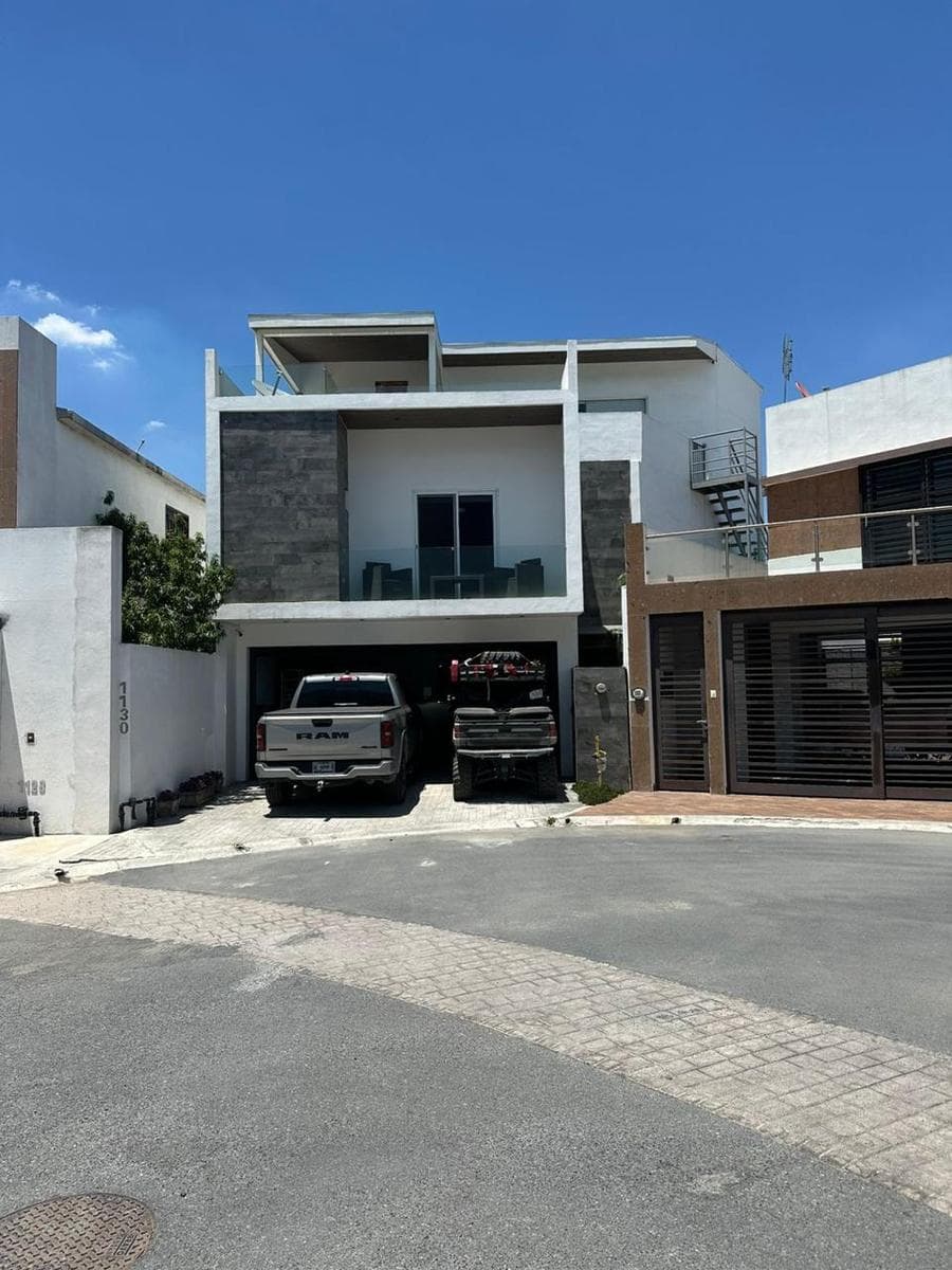 HOUSE FOR SALE WITH A POOL IN CUMBRES SAN AGUSTIN - PRIVADA FRANCIA