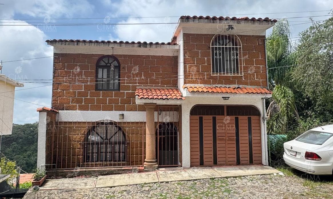 House for Sale with Spectacular Views in Lomas Tetela - V411