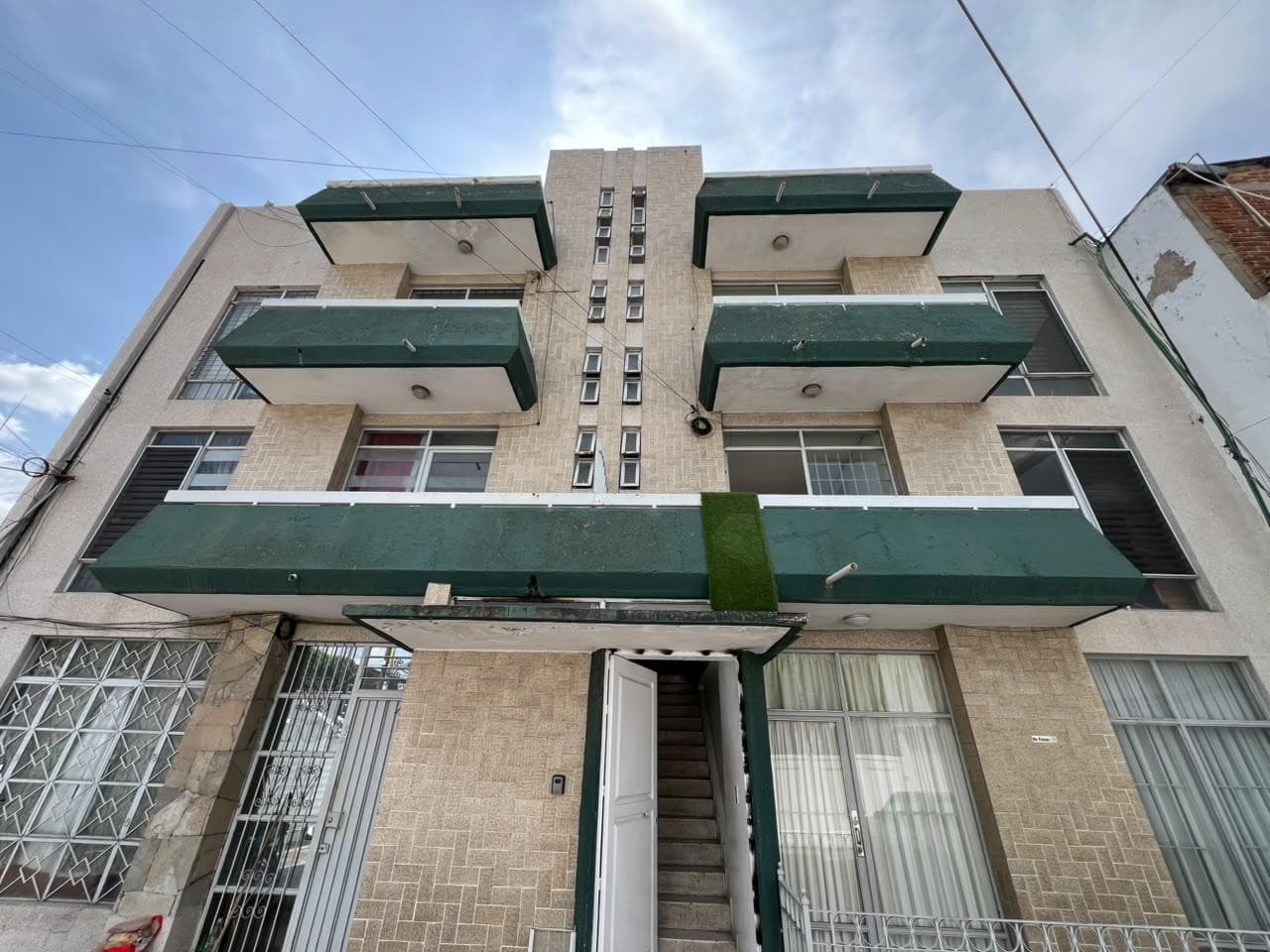 3-Bedroom Apartment 2 Blocks from the Arco de la Calzada