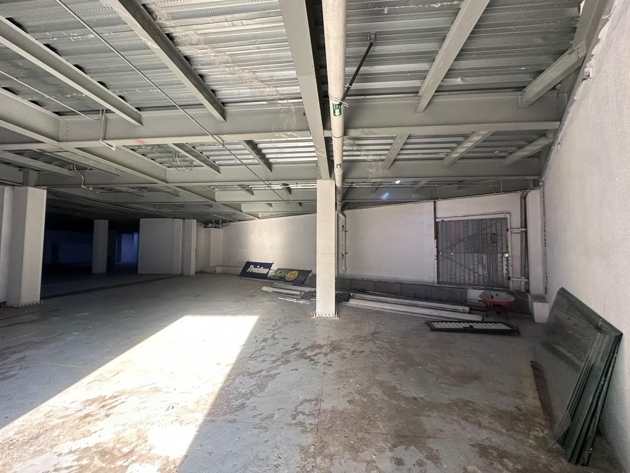 Store in a shopping center in Los Reyes la Paz