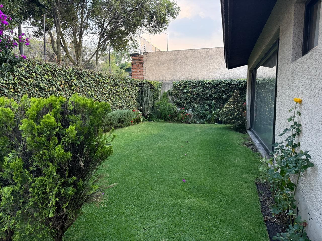 HOUSE FOR SALE ON PASEO DE LOS LAURELES, BOSQUES DE LAS LOMAS, WITH A GARDEN.