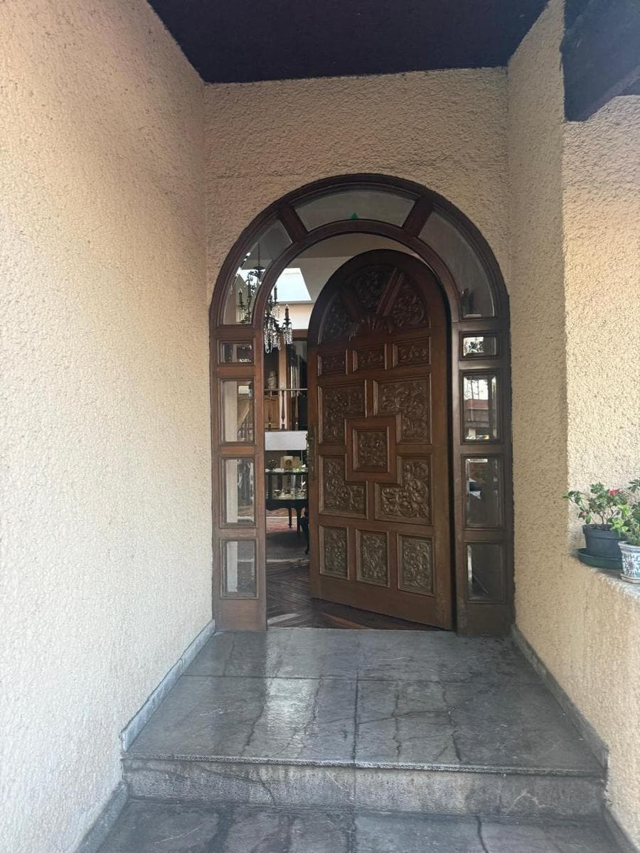 HOUSE FOR SALE ON PASEO DE LOS LAURELES, BOSQUES DE LAS LOMAS, WITH A GARDEN.